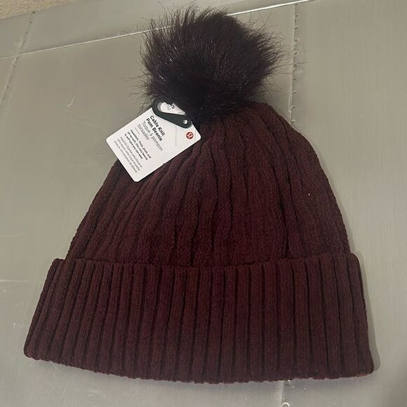 Lululemon Women's Cable Knit Pom‎ Beanie Hat Casis Burgundy NWT - Picture 3 of 5